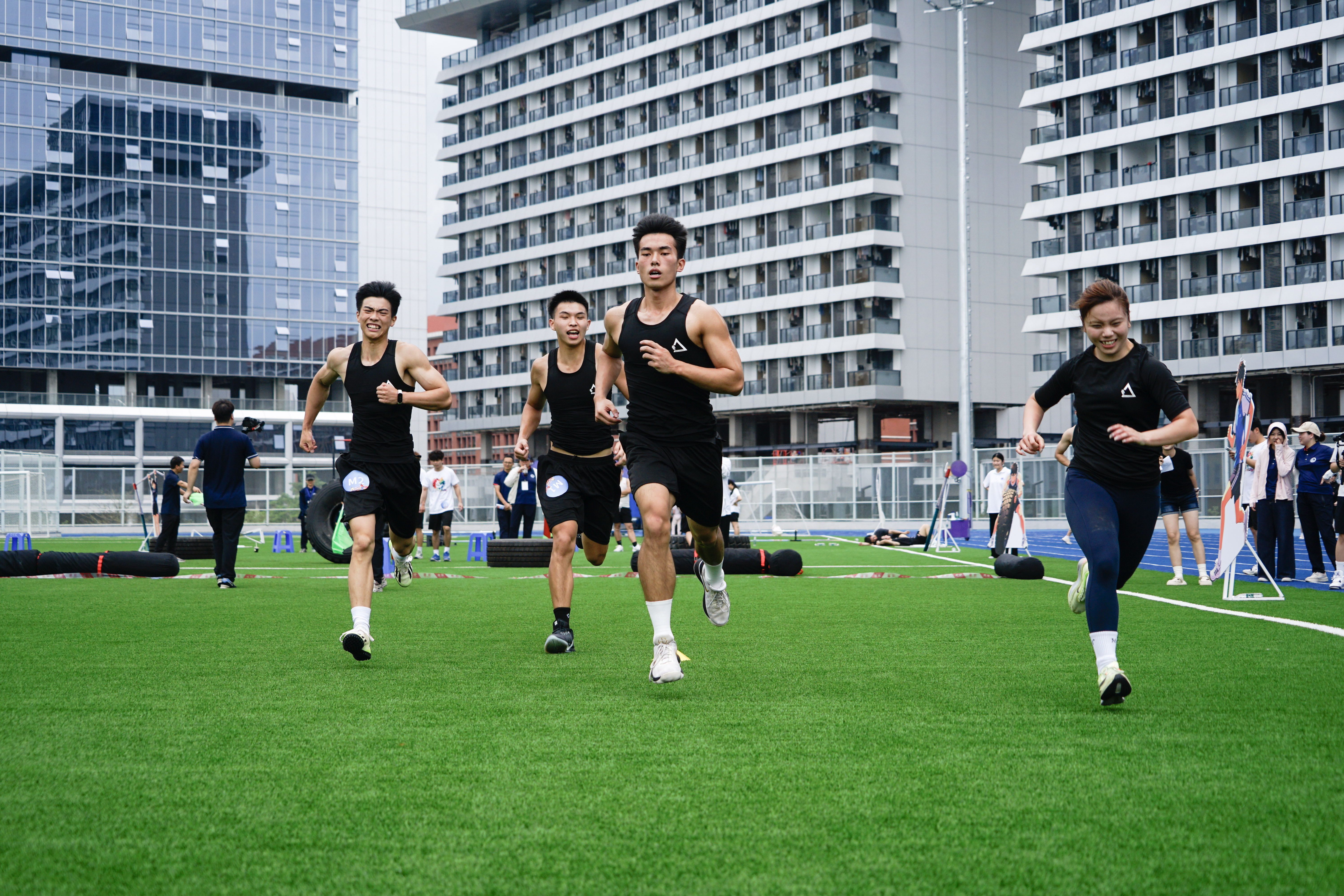 团队终点冲刺 学生记者团 何丙寅摄-19.jpg